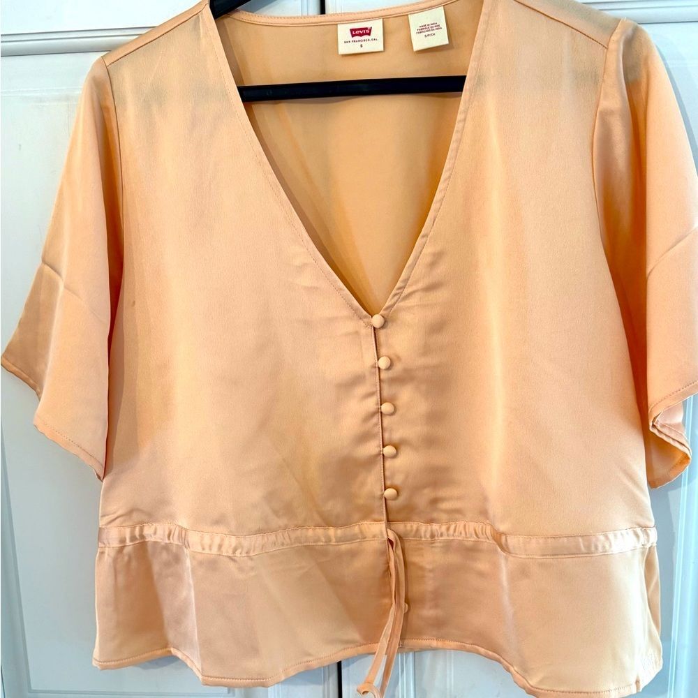 Levi's Women's soft orange Button-Down Top S